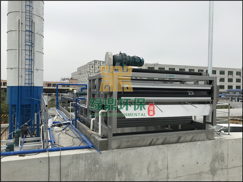 帶式壓濾機發往鉆井液廢棄泥漿處理工程 3