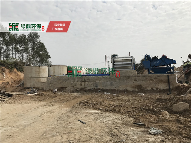 帶式壓濾機(jī)佛山沙場(chǎng)泥漿處理案例現(xiàn)場(chǎng) 2