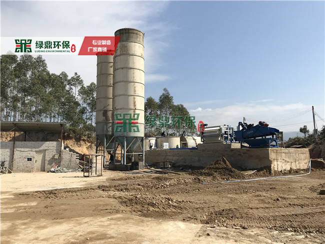帶式壓濾機(jī)佛山沙場(chǎng)泥漿處理案例現(xiàn)場(chǎng) 4